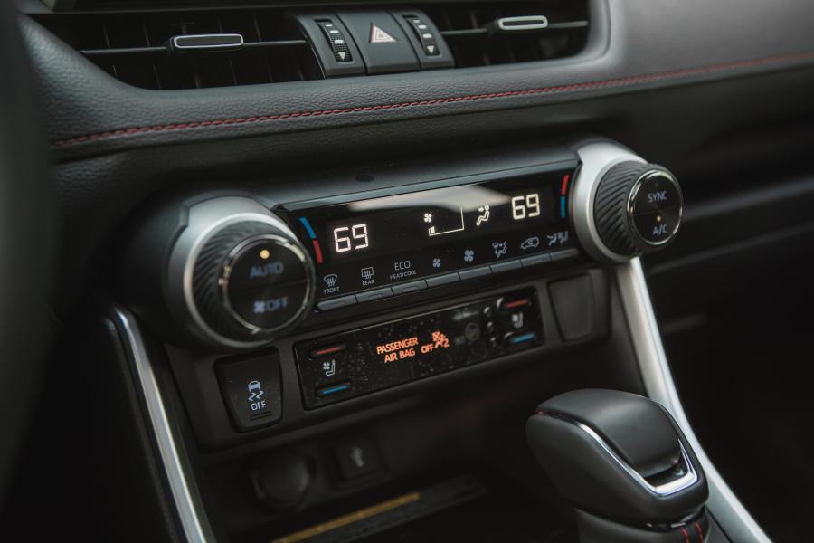 Детали интерьера Toyota RAV4 Prime 2020 года  (NA) (фото 34 из 41)